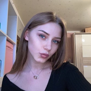Loredana Wollny, hier auf einem Instagram-Selfie von Juni 2022, zeigt ihren Babybauch auf Instagram und erntet dafür viele negative Kommentare.