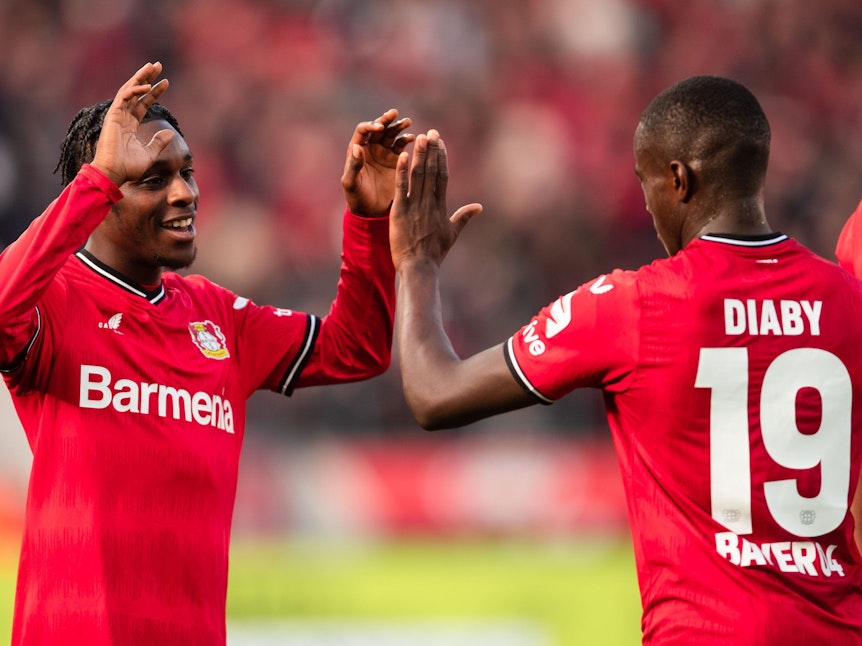 Leverkusens Torschütze Jeremie Frimpong (l.) und Moussa Diaby jubeln nach dem Treffer zur 2:0-Führung.