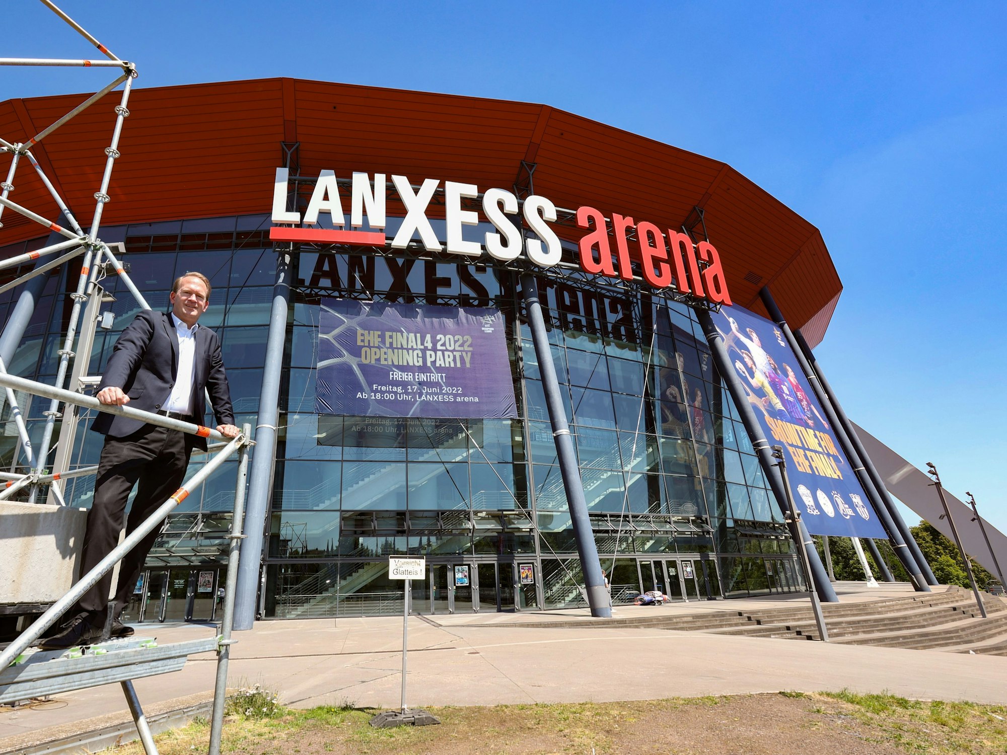Stefan Löcher, Chef der Lanxess-Arena in Köln, steht vor der Multifunktionsarena.