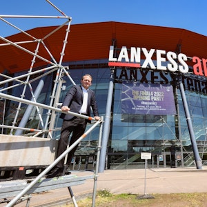 Stefan Löcher, Chef der Lanxess-Arena in Köln, steht vor der Multifunktionsarena.