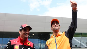 Daniel Ricciardo und Charles Leclerc zusammen.