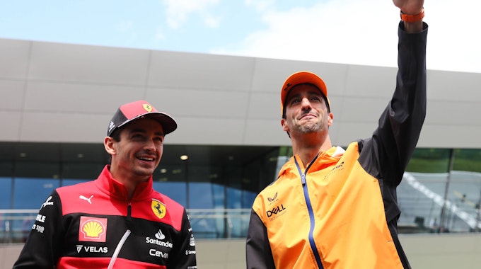 Daniel Ricciardo und Charles Leclerc zusammen.