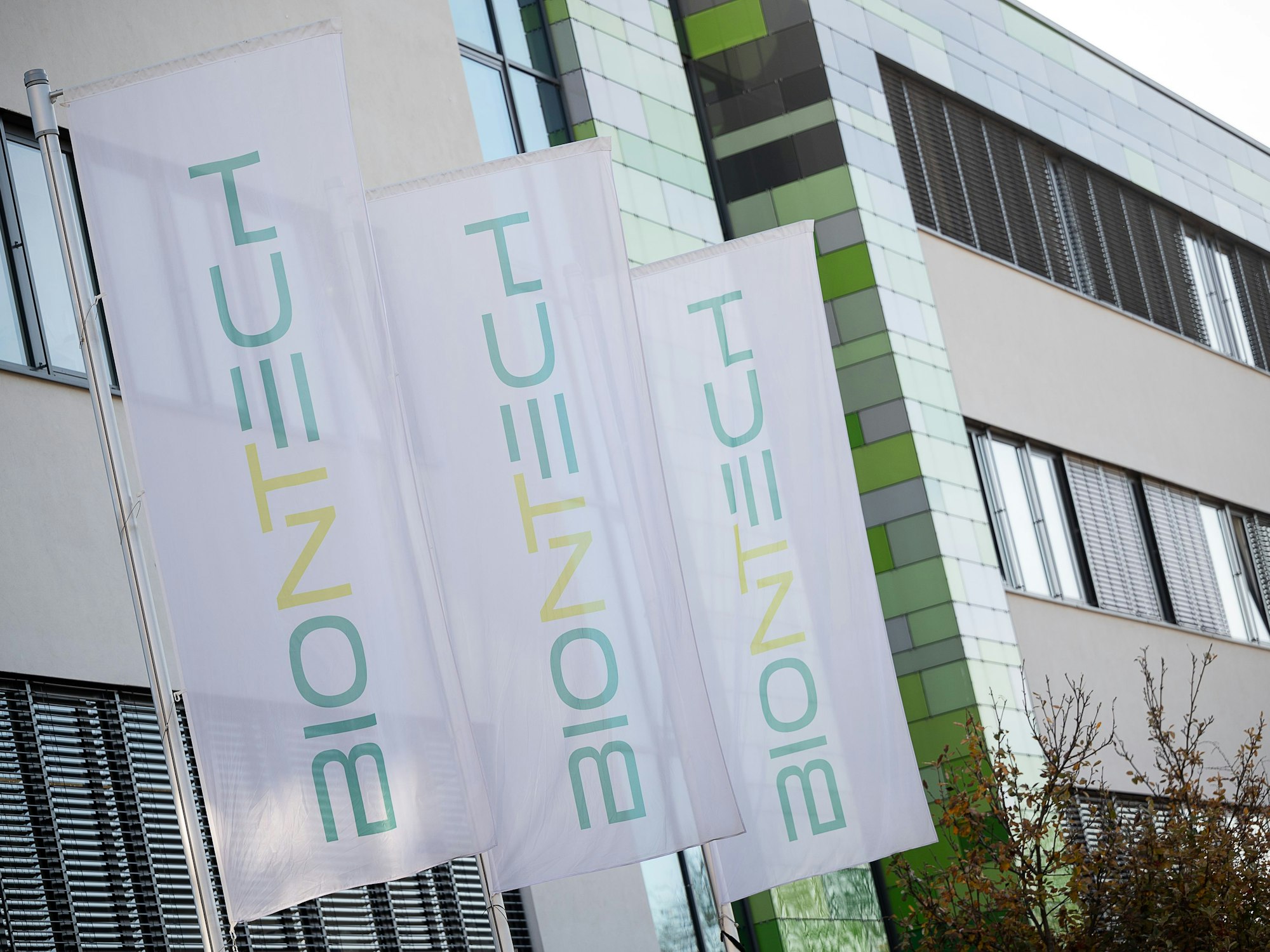 Das Biontech-Logo steht auf Fahnen vor dem Hauptsitz des Unternehmens in Mainz.