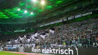 Der Borussia-Park ist am Sonntag (9. Oktober 2022) im Derby zwischen Gladbach und dem 1. FC Köln Fans ausverkauft. Dieses Bild zeigt die Fohlen-Fans in der Nordkurve am 17. September 2022. Es sind zahlreiche Fahnen, Banner und Schals der Gladbach-Fans zu sehen.