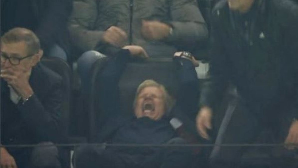 Oliver Kahn reagiert emotional auf das Gegentor in Dortmund zum 2:2.