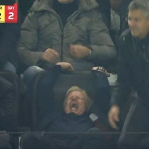 Oliver Kahn reagiert emotional auf das Gegentor in Dortmund zum 2:2.