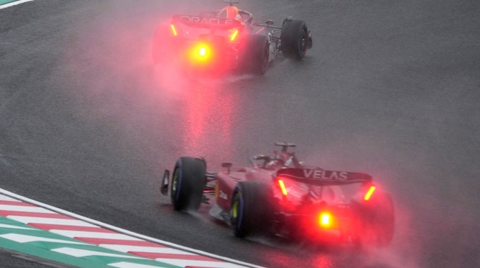 Max Verstappen steuert seinen Red Bull durch den Regen von Suzuka.