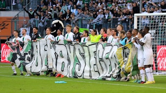 Die Mannschaft von Borussia Mönchengladbach nach dem 5:2-Derbysieg gegen den 1. FC Köln mit einem Derbysieger-Banner.