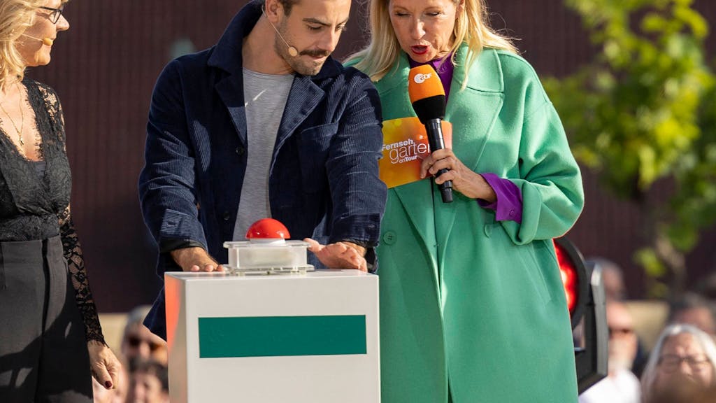 Florian Wünsche und Andrea Kiewel bei der Produktion des ZDF-Fernsehgarten on Tour auf dem Petersberg während der Vorbereitungen.