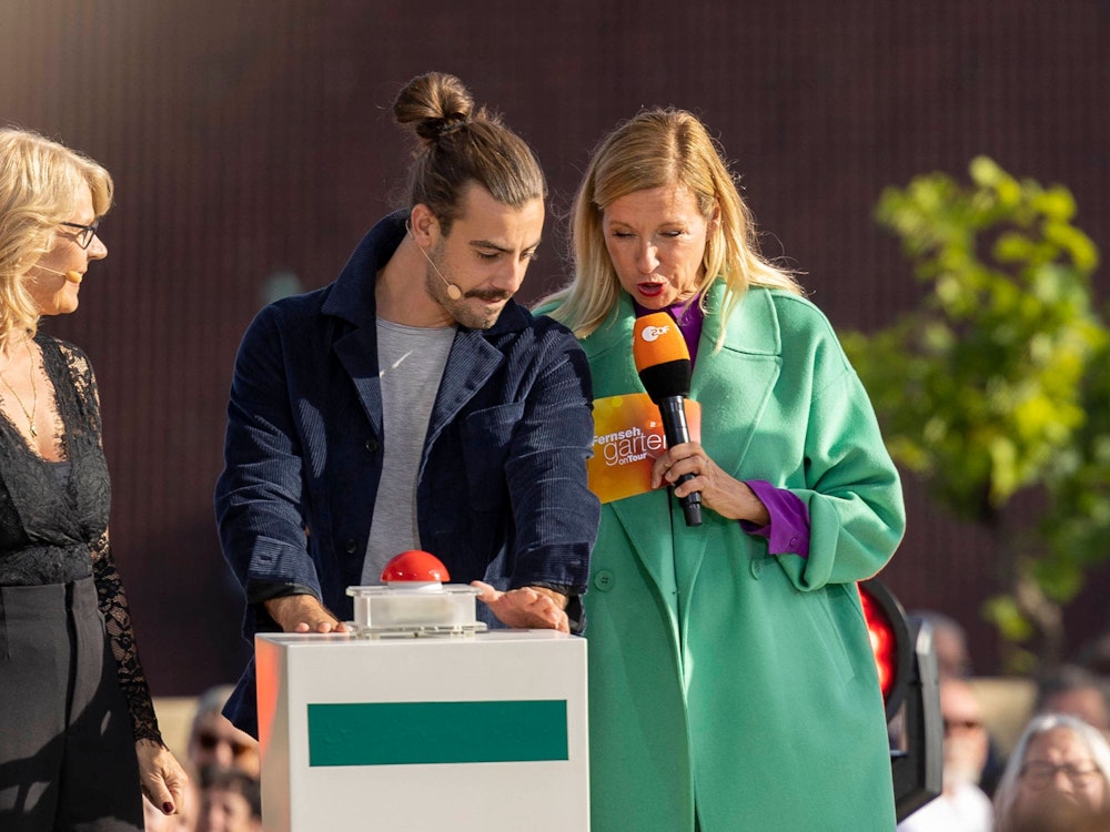 Florian Wünsche und Andrea Kiewel bei der Produktion des ZDF-Fernsehgarten on Tour auf dem Petersberg während der Vorbereitungen.