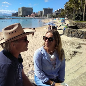 Konny und Manu Reimann entspannen am Strand von Honolulu.