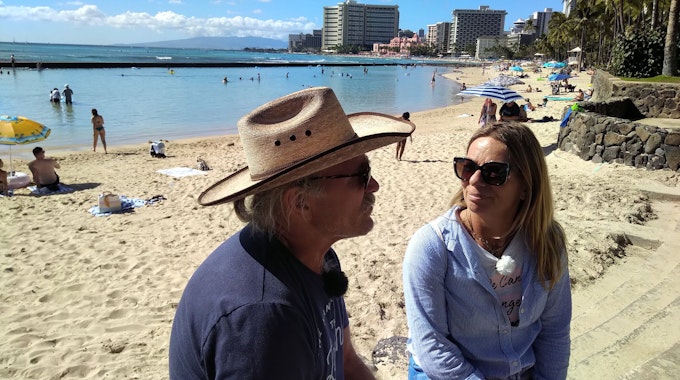 Konny und Manu Reimann entspannen am Strand von Honolulu.&nbsp;