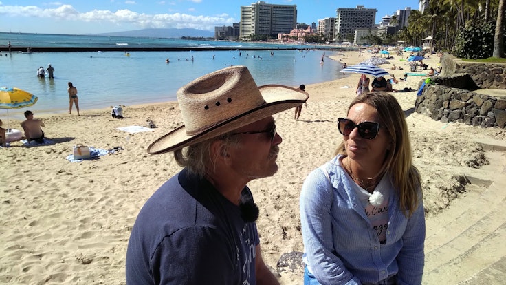 Konny und Manu Reimann entspannen am Strand von Honolulu.