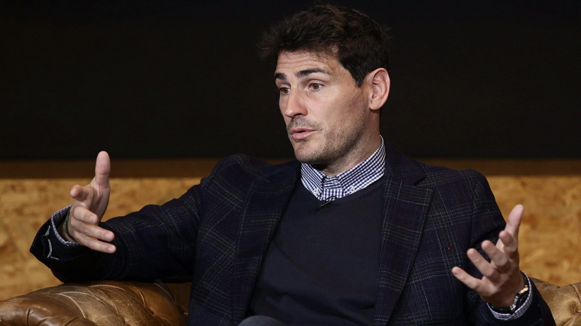 Iker Casillas sitzt auf einem Sofa und gibt ein Interview.