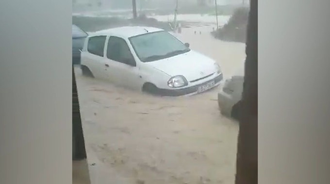 Ein Auto steht auf Mallorca nach starken Regenfällen unter Wasser.