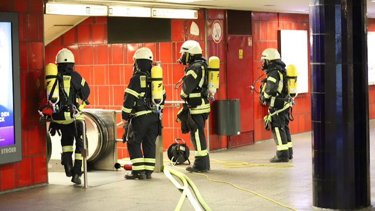Feuerwehrkräfte bringen den Brand am Ebertplatz in Köln unter Kontrolle.