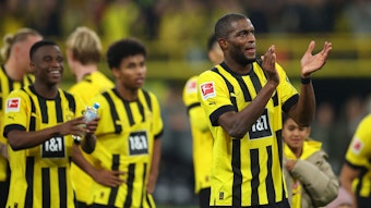 Anthony Modeste von Borussia Dortmund applaudiert den BVB-Fans nach dem 2:2 gegen den FC Bayern München.
