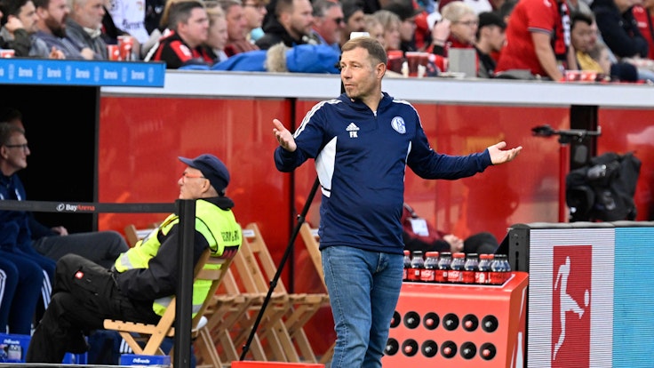 Schalke-Trainer Frank Kramer reagiert am Spielfeldrand.