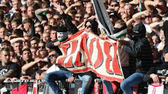 Ultras von Borussia Mönchengladbach präsentieren in der Nordkurve während des Bundesliga-Derbys am Sonntag (9. Oktober 2022) die 2018 geklaute Fahne der ehemaligen Kölner Ultra-Gruppierung „Boyz“.
