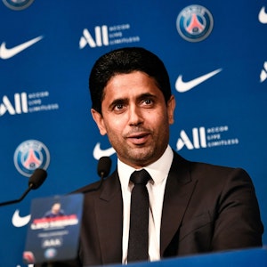 Nasser Al-Khelaifi spricht bei einer Pressekonferenz im Stadion Parc des Princes.