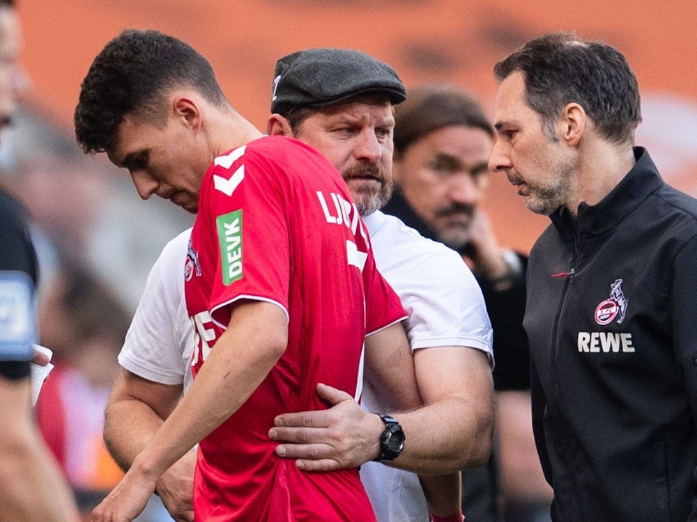 Stadion im Borussia-Park: FC-Trainer Steffen Baumgart umarmt Dejan Ljubicic (2.v.l.), der verletzt vom Platz muss.