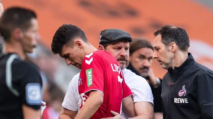 Stadion im Borussia-Park: FC-Trainer Steffen Baumgart umarmt Dejan Ljubicic (2.v.l.), der verletzt vom Platz muss.