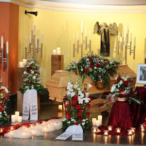 Der Sarg von Hansi Dentinger in der Trauerhalle des Südfriedhofes auf der Beerdigung am 10. Oktober 2022.