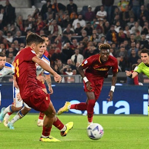 Paulo Dybala beim Elfmeter für die AS Rom, der ihn womöglich seine Teilnahme an der WM 2022 kosten könnte.