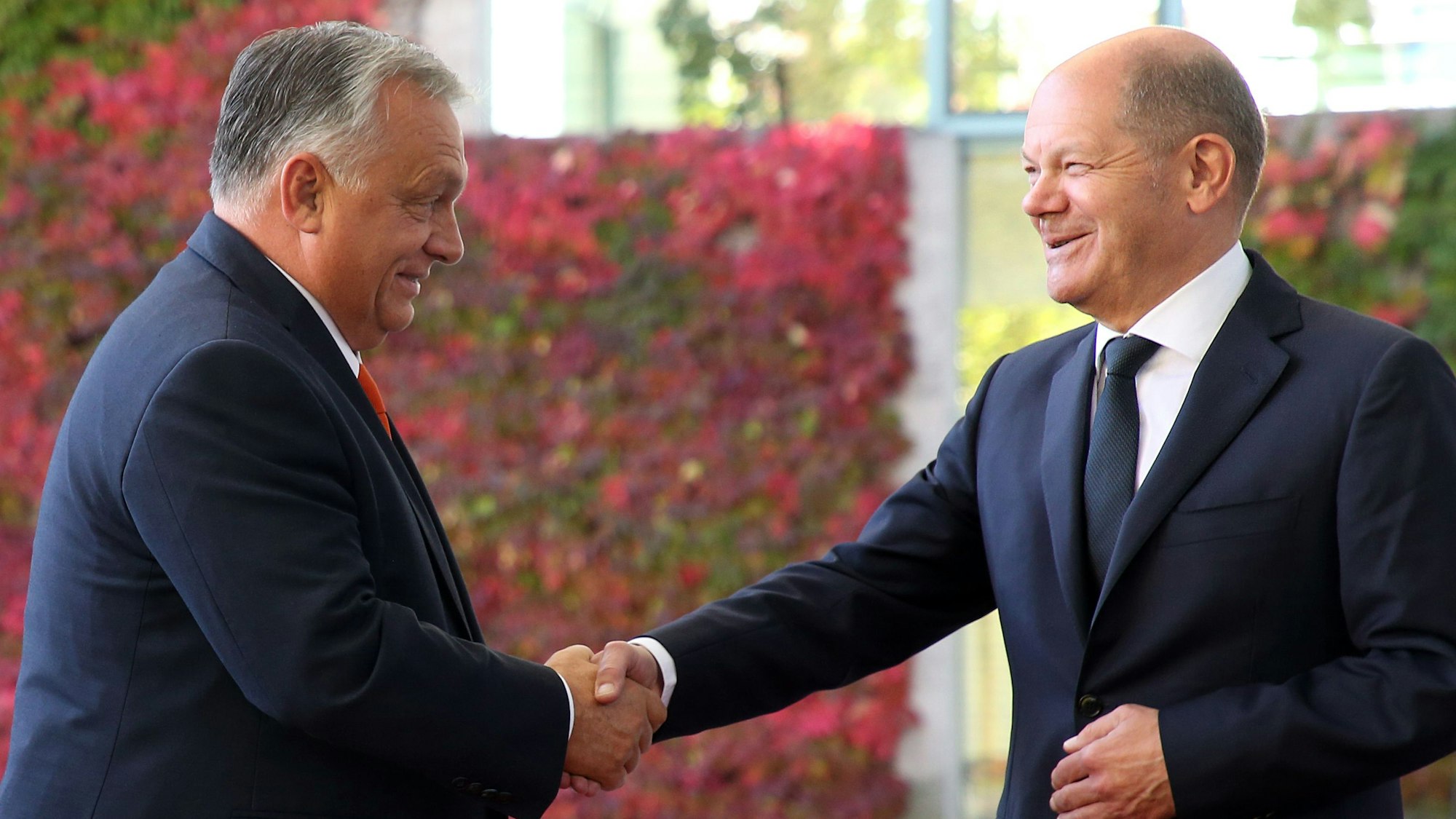 Bundeskanzler Olaf Scholz (r, SPD) empfängt vor dem Bundeskanzleramt Viktor Orban (l), ungarischer Ministerpräsident, der sich zu einem Besuch in der deutschen Hauptstadt aufhält.
