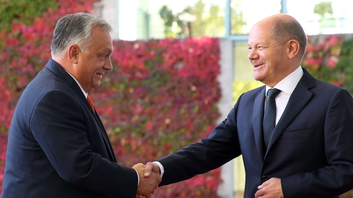 Bundeskanzler Olaf Scholz (r, SPD) empfängt vor dem Bundeskanzleramt Viktor Orban (l), ungarischer Ministerpräsident, der sich zu einem Besuch in der deutschen Hauptstadt aufhält.