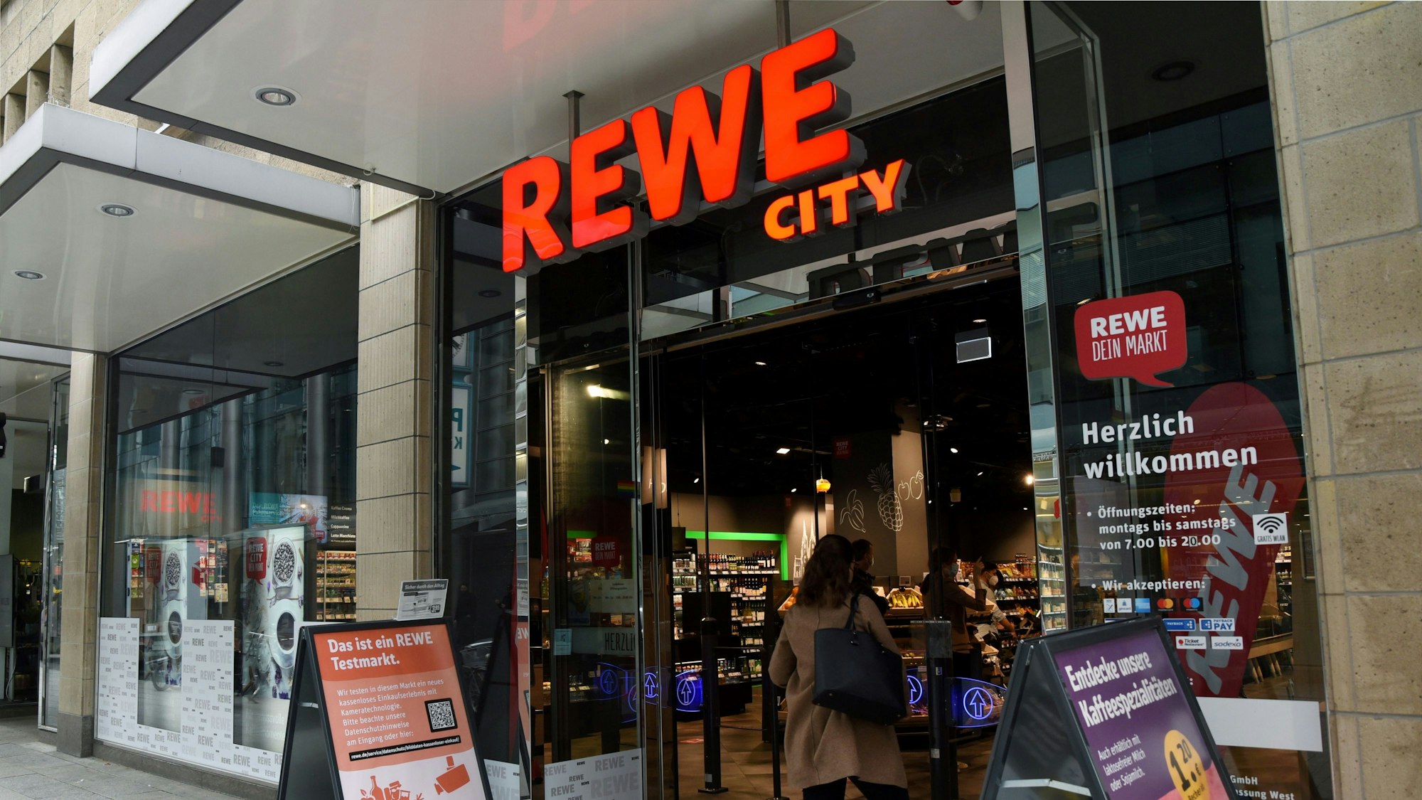 Ansicht eines Rewe-Eingangs in Köln