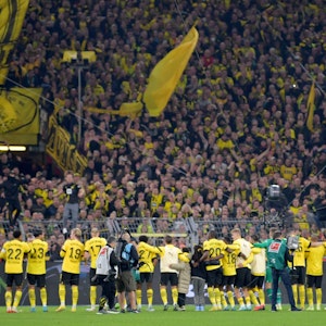 Die Spieler von Borussia Dortmund stehen nach dem SBundesliga-Spiel gegen den FC Bayern München vor der Kurve
