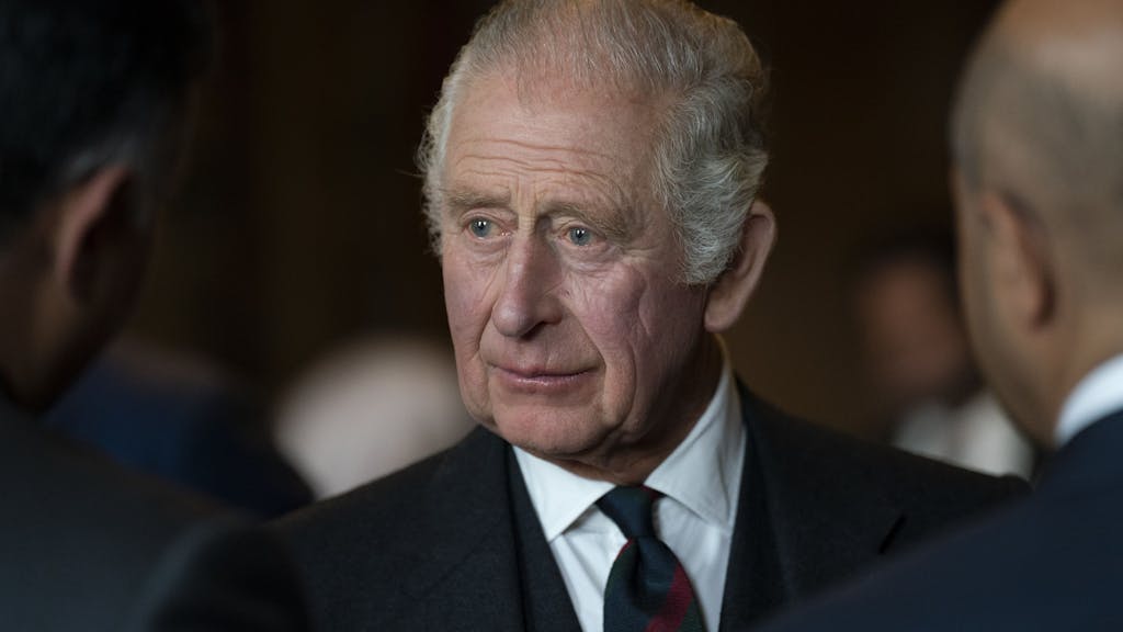 König Charles III. nimmt an einem Empfang zu Ehren der südasiatischen Gemeinden in Großbritannien in der Großen Galerie des Palace of Holyroodhouse teil.