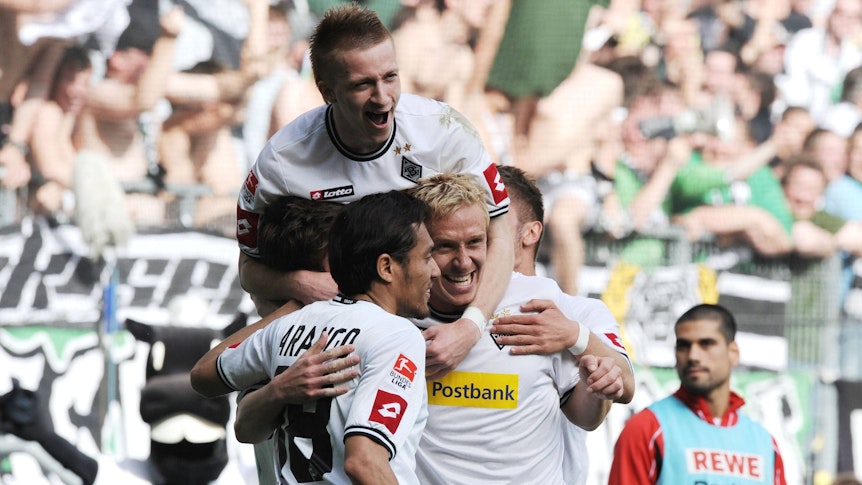 Marco Reus (oben), Mike Hanke (r.) und Juan Arango (l.) bejubeln den 5:1-Derby-Sieg gegen den 1. FC Köln am 10. April 2011. Die Fohlen brüllen ihre Freude heraus und bilden eine Jubeltraube.