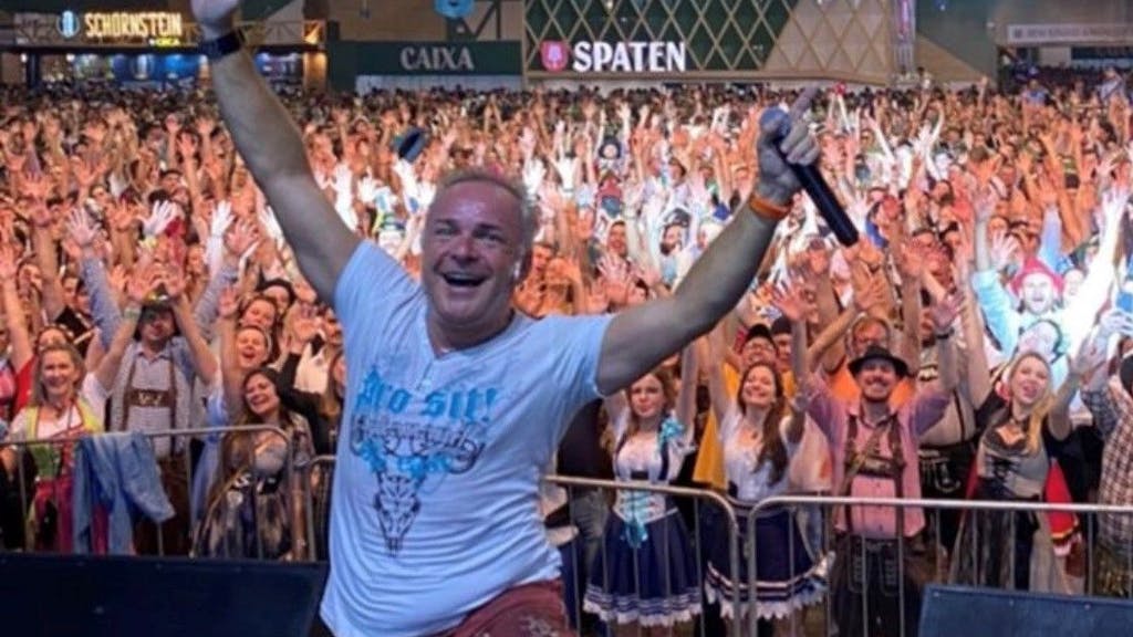 Der Kölner Sänger Tim Toupet am 8. Oktober 2022 bei einem Auftritt in blumenau/Brasilien