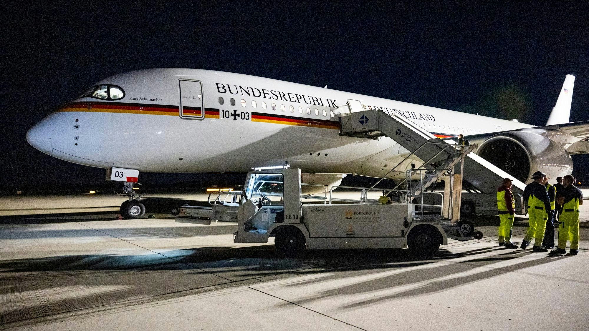 Der Airbus A350 der Deutschen Flugbereitschaft mit dem Thüringens Ministerpräsident Bodo Ramelow nach Chile reisen wollte, steht am 9. Oktober 2022 auf dem Rollfeld in Leipzig.