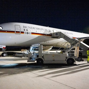 Der Airbus A350 der Deutschen Flugbereitschaft mit dem Thüringens Ministerpräsident Bodo Ramelow nach Chile reisen wollte, steht am 9. Oktober 2022 auf dem Rollfeld in Leipzig.