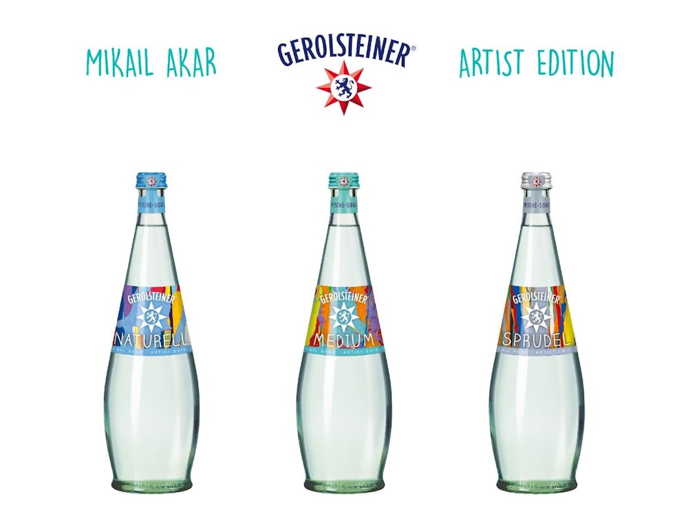 Drei Flaschen Gerolsteiner mit Bilder von Mikail Akar auf den Etiketten.
