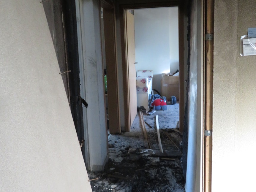 Zerstörter Teil einer Wohnung, die nach einem Brand nicht mehr nutzbar ist.