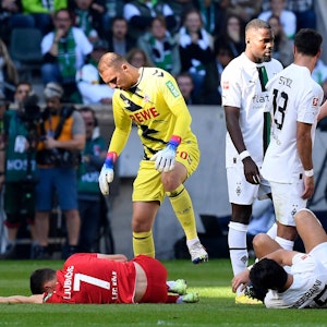 Dejan Ljubicic liegt verletzt auf dem Boden.