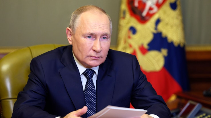 Wladimir Putin, Präsident von Russland, nimmt in St. Petersburg an einem Treffen mit neu gewählten Regionalchefs per Videokonferenz teil.