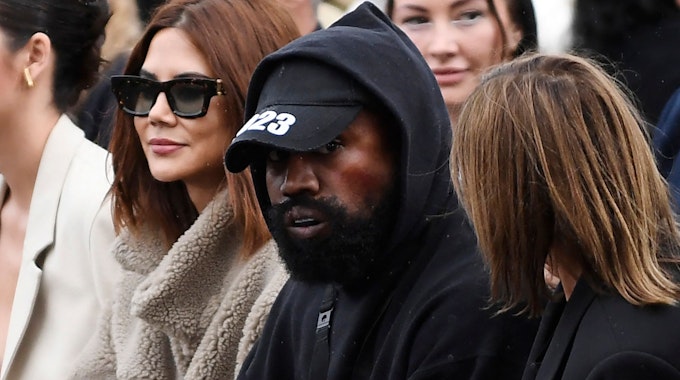 US-Rapper Kanye West sitzt bei der Präsentation der Kollektion von Givenchy für Frühjahr/Sommer 2023 auf den Pret-a-porter-Schauen in Paris in der ersten Reihe.