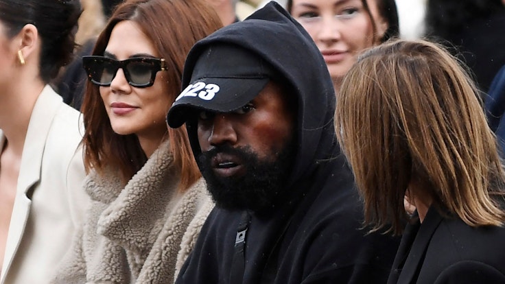 US-Rapper Kanye West sitzt bei der Präsentation der Kollektion von Givenchy für Frühjahr/Sommer 2023 auf den Pret-a-porter-Schauen in Paris in der ersten Reihe.