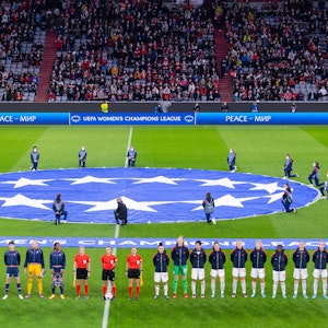 Die Spielerinnen von Bayern München und Paris Saint-Germain in der Allianz Arena.