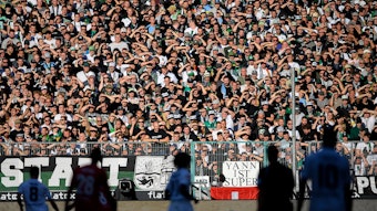 Fans von Borussia Mönchengladbach schauen das Derby gegen den 1. FC Köln am 9. Oktober 2022 in der Nordkurve.