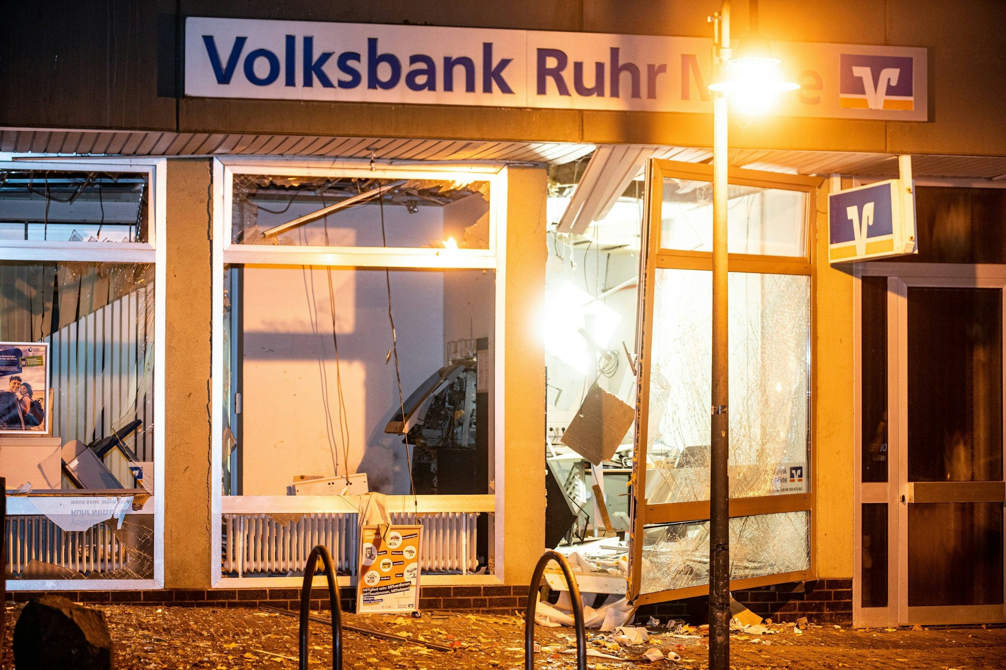 Eine Explosion hat die Fensterfront einer Bank in Herten schwer beschädigt.