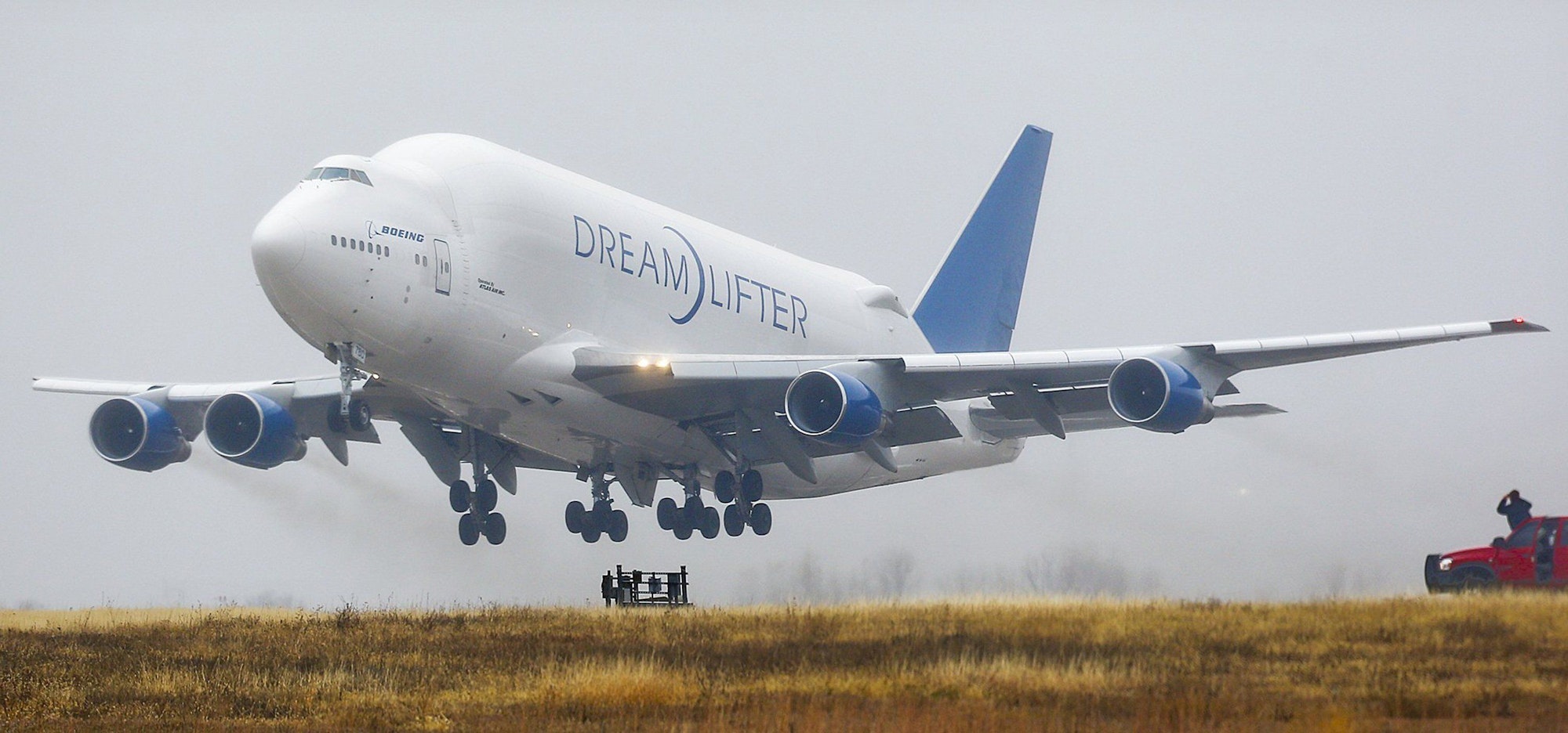 Das Foto zeigt einen Dreamlifter, eine Boeing 747 an dem Flughafen von Jabara. Die Aufnahme dient hier als Symbolfoto.