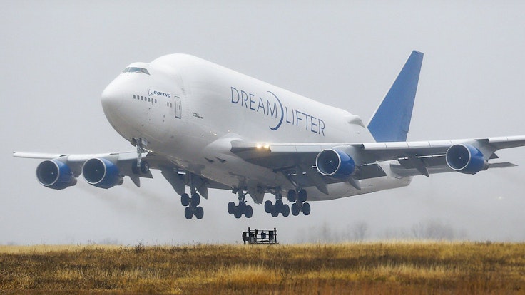 Das Foto zeigt einen Dreamlifter, eine Boeing 747 an dem Flughafen von Jabara. Die Aufnahme dient hier als Symbolfoto.
