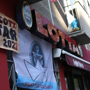 Über der Bar "Lotta" hängt ein Plakat mit dem Hinweis, dass die WM in Karar boykottiert wird.