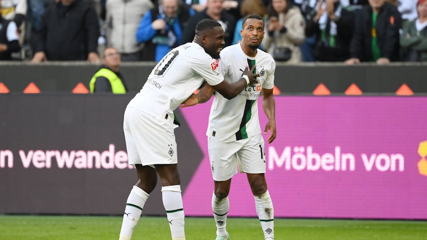 Marcus Thuram (l.) und Alassane Plea (r.) jubeln gemeinsam über Thurams Treffer zum 5:2 für Borussia Mönchengladbach gegen den 1. FC Köln am 9. Oktober 2022.